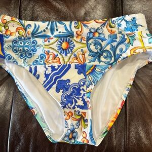 Beautiful swim bottoms size Medium